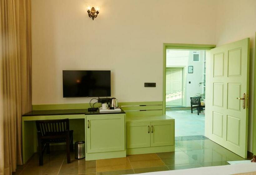 جناح جونيور, Free Birds Bungalow