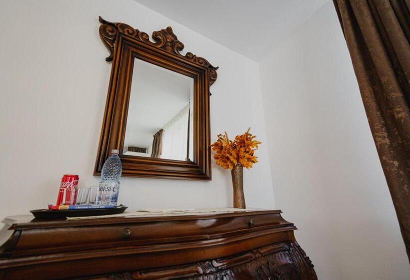 شقة غرفتين, Casa Baronului