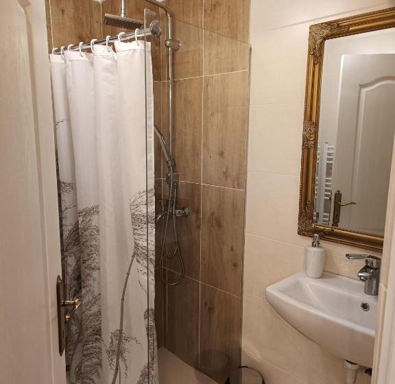 شقة غرفتين, Casa Baronului