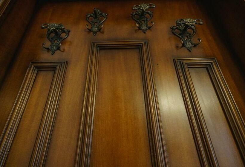 غرفة قياسية, Casa Baronului