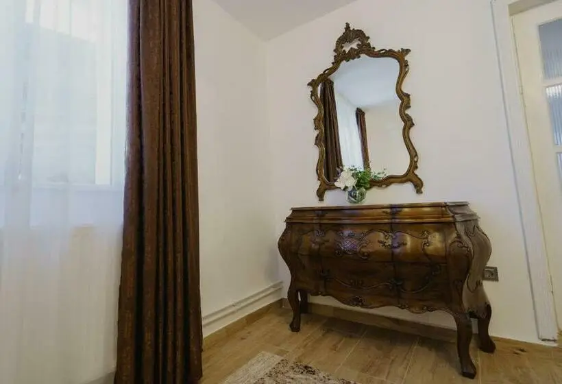 اتاق لوکس, Casa Baronului