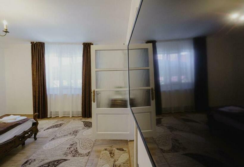 اتاق لوکس, Casa Baronului