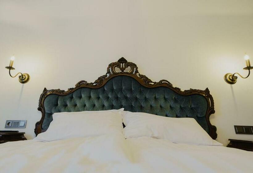 شقة غرفتين, Casa Baronului