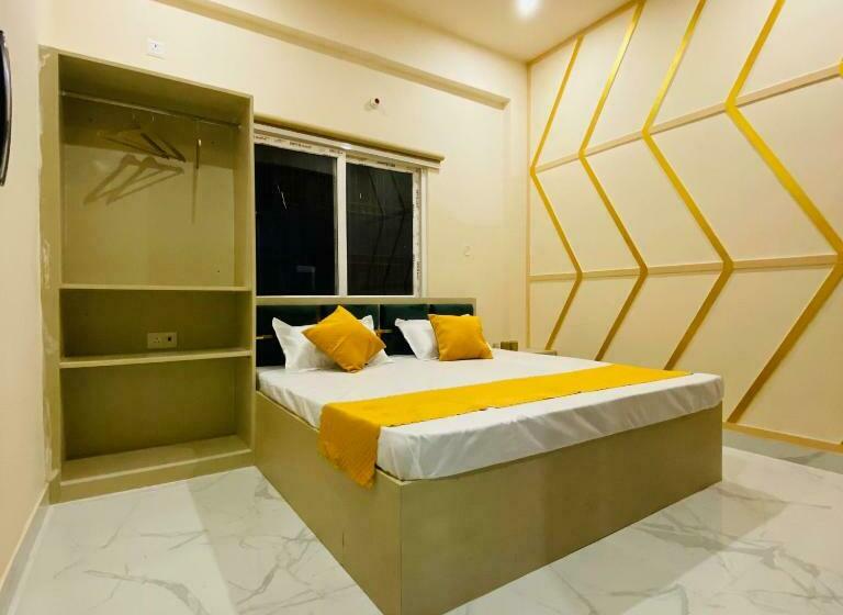 جناح عائلي, Golden Lotus Varanasi