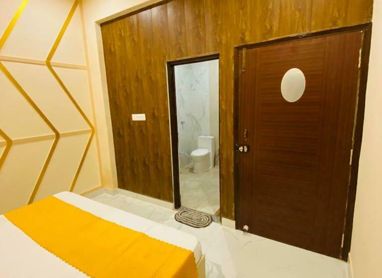 جناح عائلي, Golden Lotus Varanasi