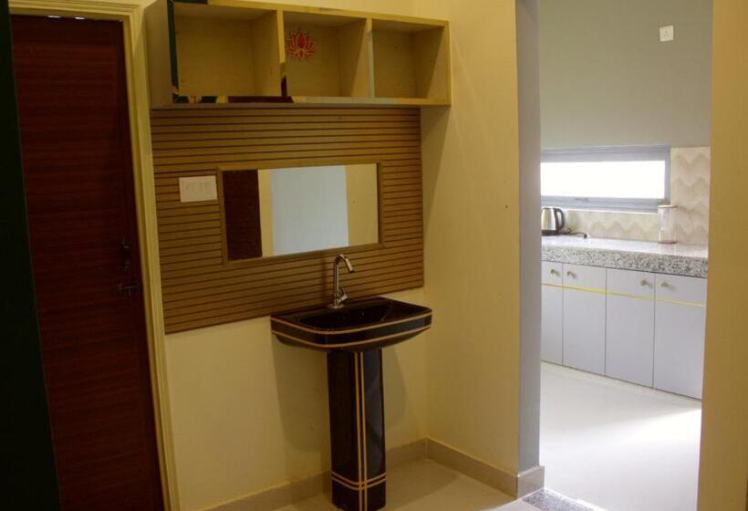 جناح عائلي, Golden Lotus Varanasi