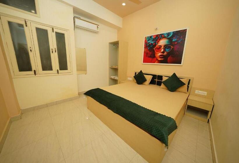 غرفة عائلية, Golden Lotus Varanasi