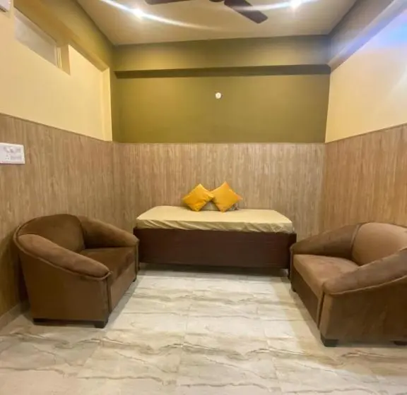 Perhesviitti, Golden Lotus Varanasi
