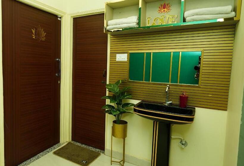 جناح عائلي, Golden Lotus Varanasi