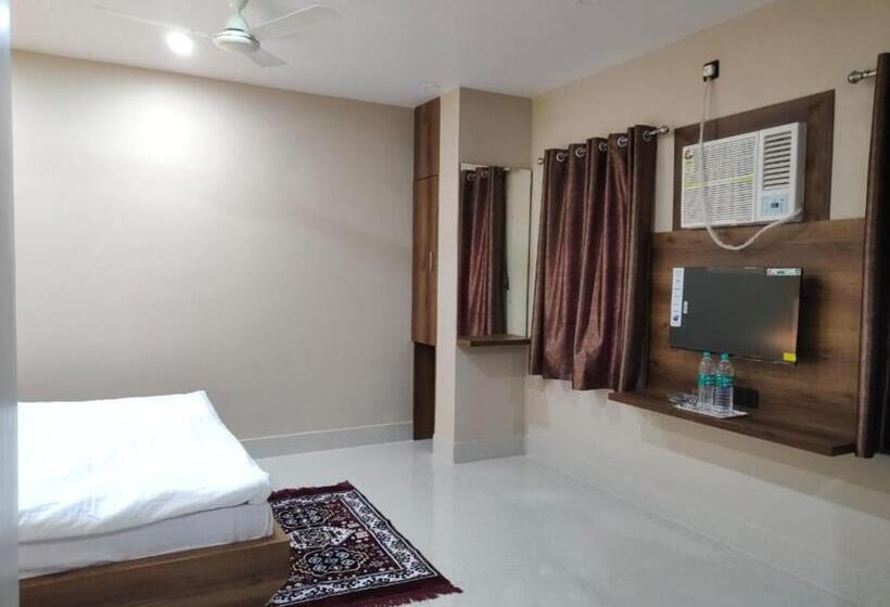 스탠다드 룸, Vaishnavi Near Baba Dham Temple