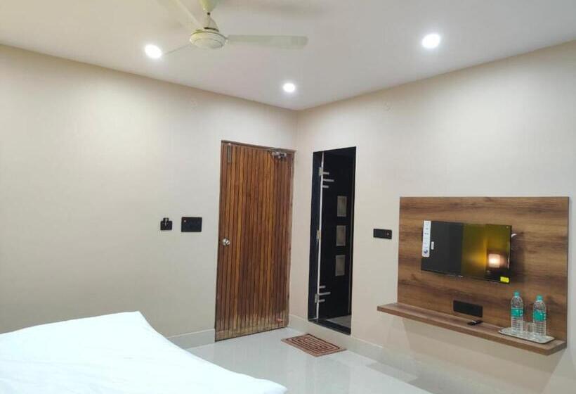 스탠다드 룸, Vaishnavi Near Baba Dham Temple