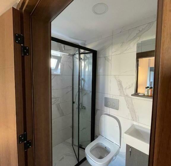 سوییت جونیور لوکس, Royalova