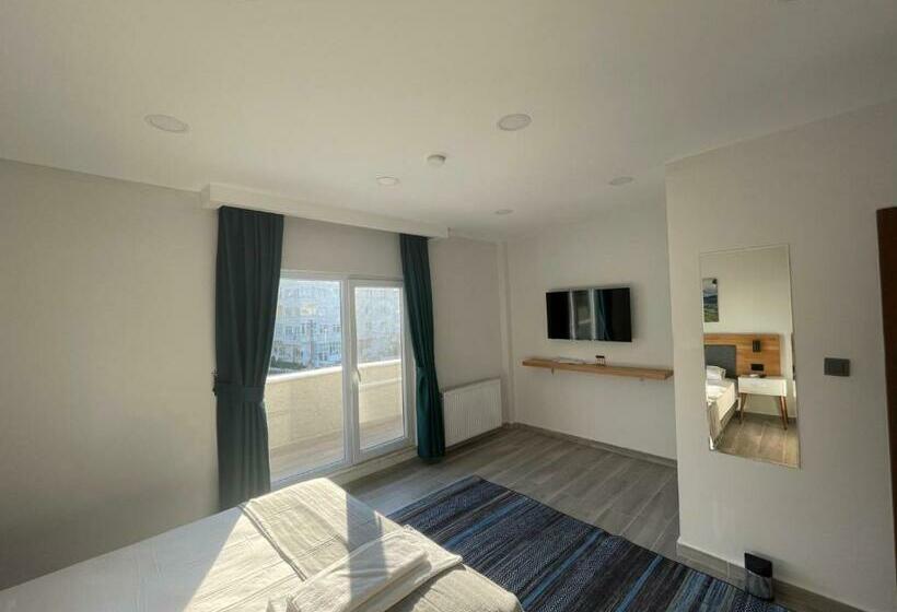 سوئیت با بالکن, Royalova