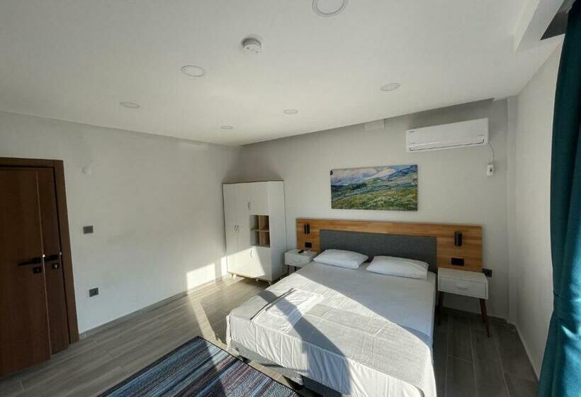 سوئیت با بالکن, Royalova