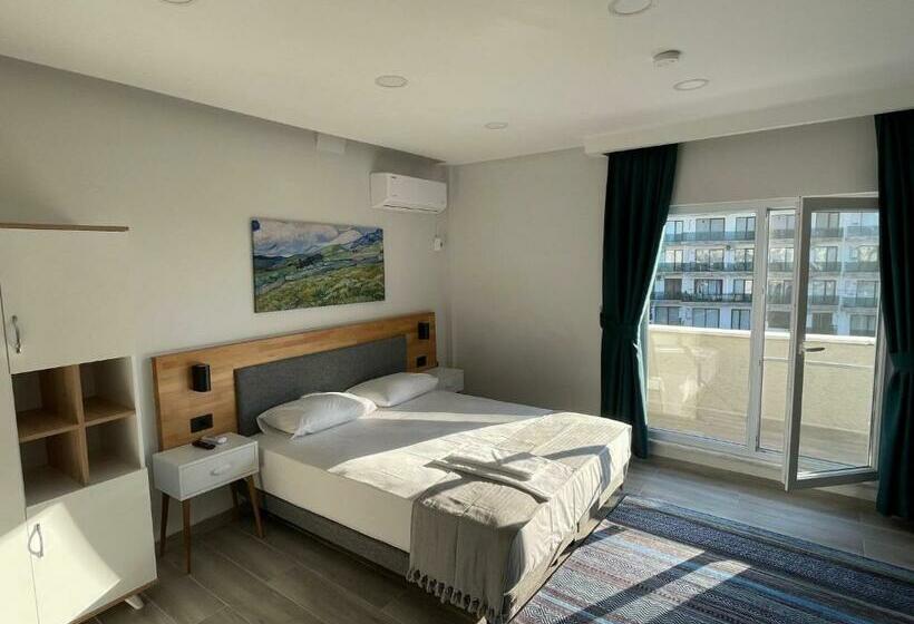 سوئیت با بالکن, Royalova