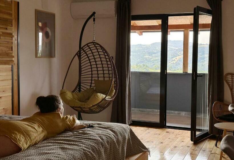 اتاق خانوادگی با چشم‌انداز کوه, Zdravkovac Country Club