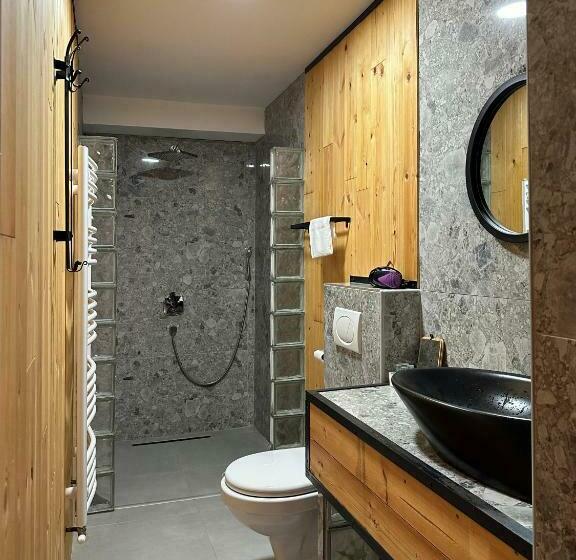 اتاق خانوادگی با چشم‌انداز کوه, Zdravkovac Country Club