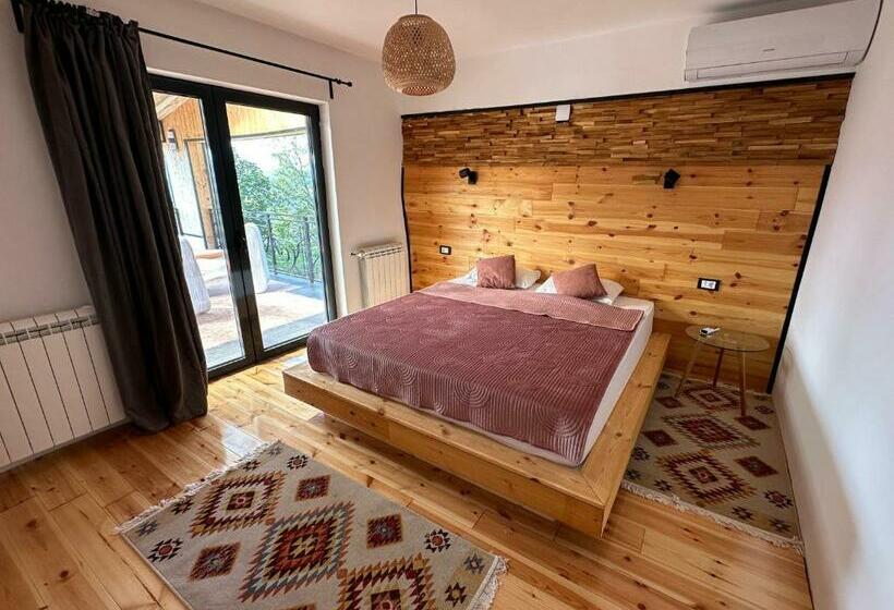 اتاق خانوادگی با چشم‌انداز کوه, Zdravkovac Country Club