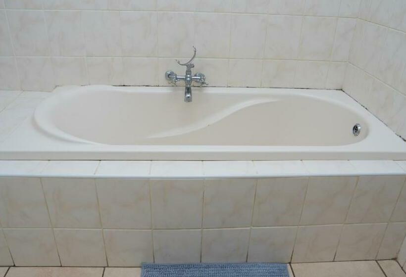 Habitación Triple Estándar Baño Compartido, Grey Shade Place