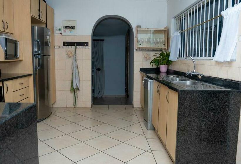 Habitación Triple Estándar Baño Compartido, Grey Shade Place