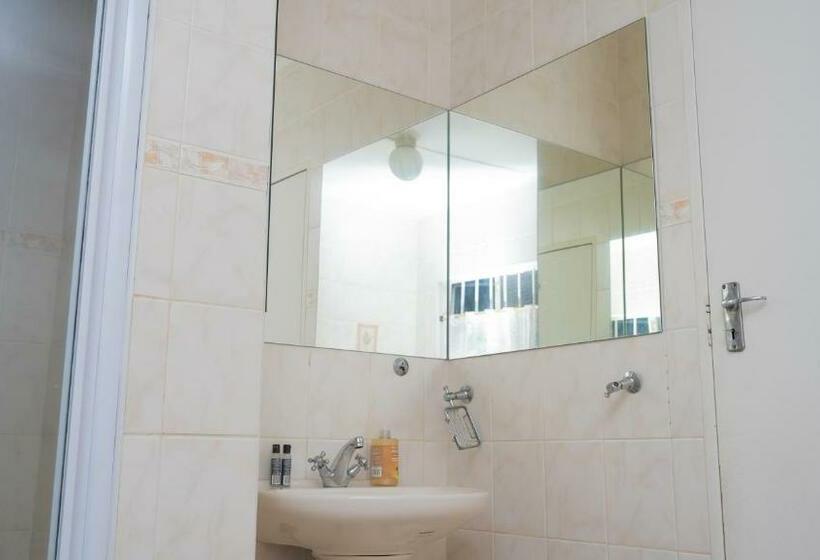 Habitación Triple Estándar Baño Compartido, Grey Shade Place