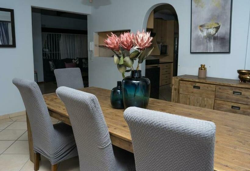 Habitación Triple Estándar, Grey Shade Place