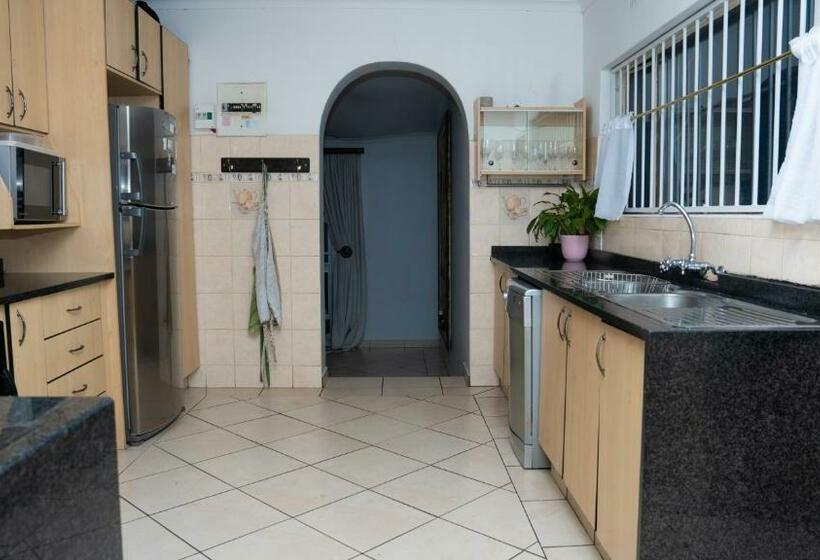 Habitación Triple Estándar, Grey Shade Place