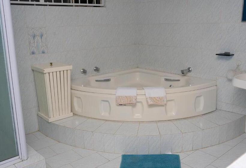 Habitación Triple Estándar, Grey Shade Place