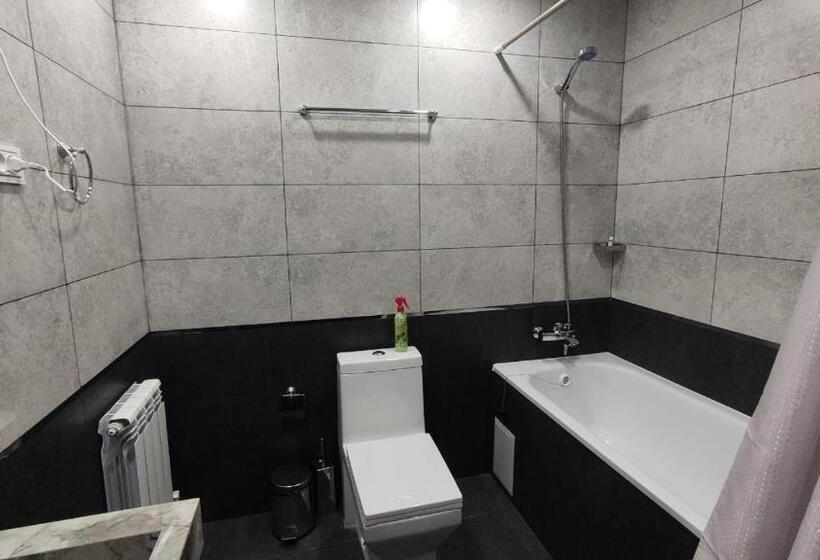 Economy Triple Room, Sharq
