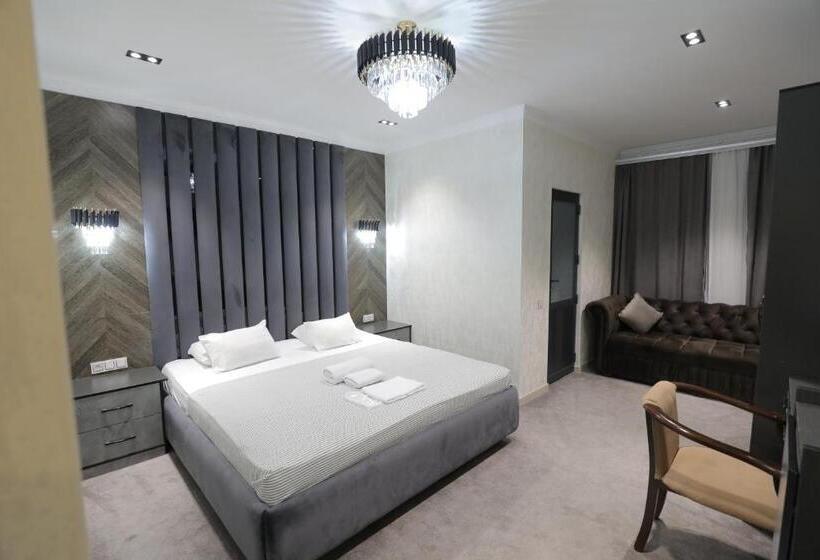 Economy Triple Room, Sharq