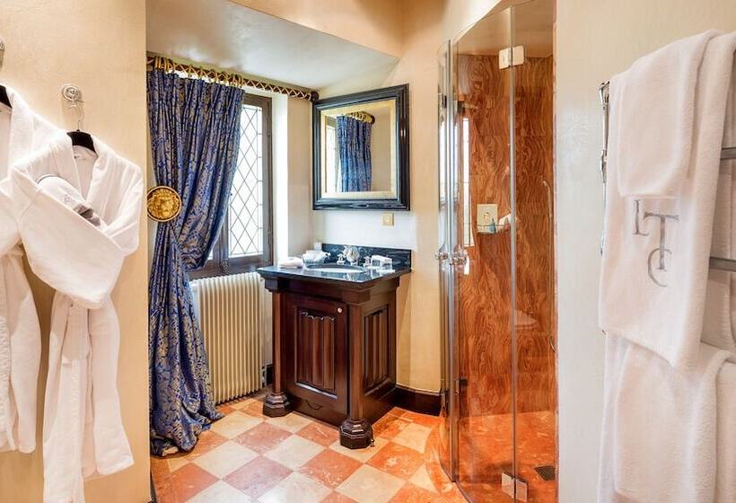 Люкс, Château La Tour Carnet B.magrez Luxury Wine Experience