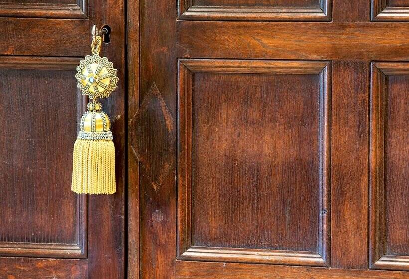 Люкс, Château La Tour Carnet B.magrez Luxury Wine Experience