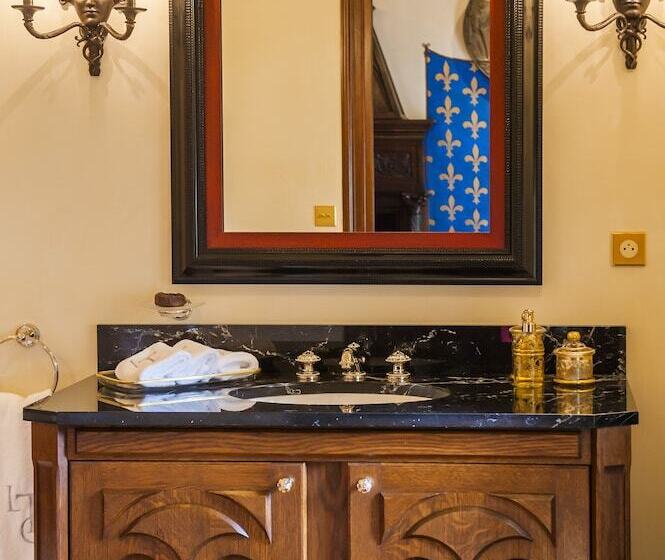 Люкс, Château La Tour Carnet B.magrez Luxury Wine Experience