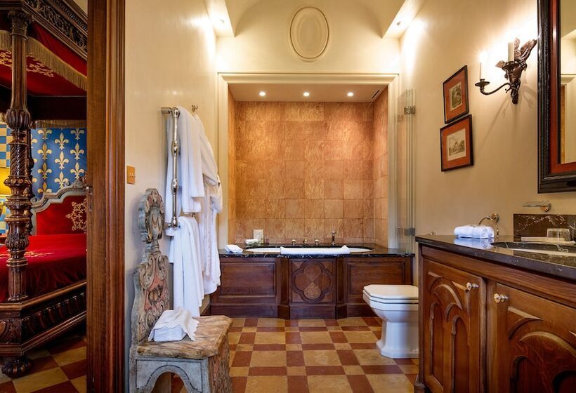 Люкс, Château La Tour Carnet B.magrez Luxury Wine Experience