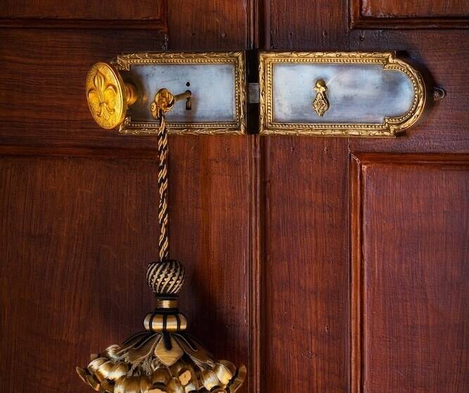 Люкс, Château La Tour Carnet B.magrez Luxury Wine Experience