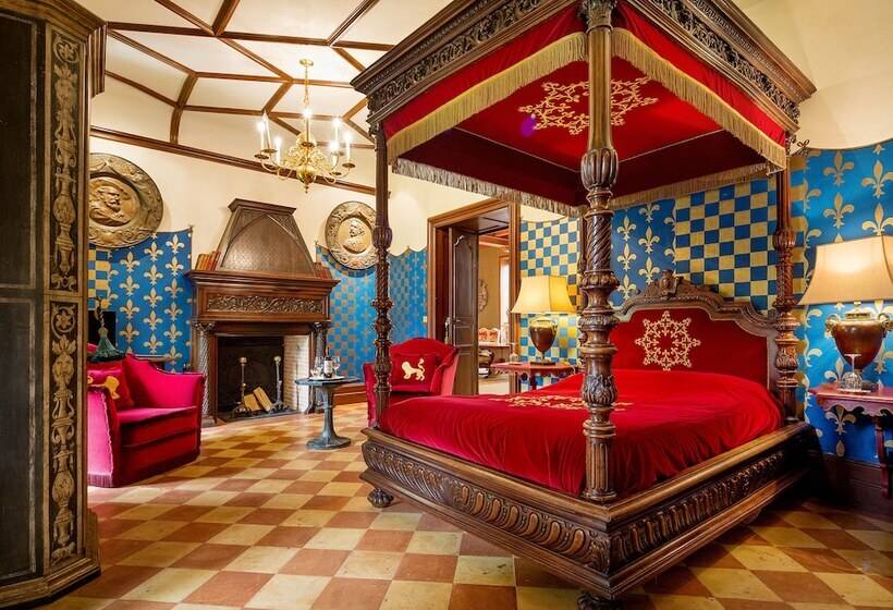 Люкс, Château La Tour Carnet B.magrez Luxury Wine Experience