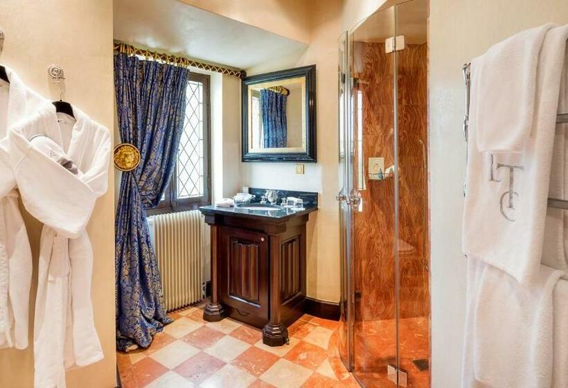 Люкс, Château La Tour Carnet B.magrez Luxury Wine Experience