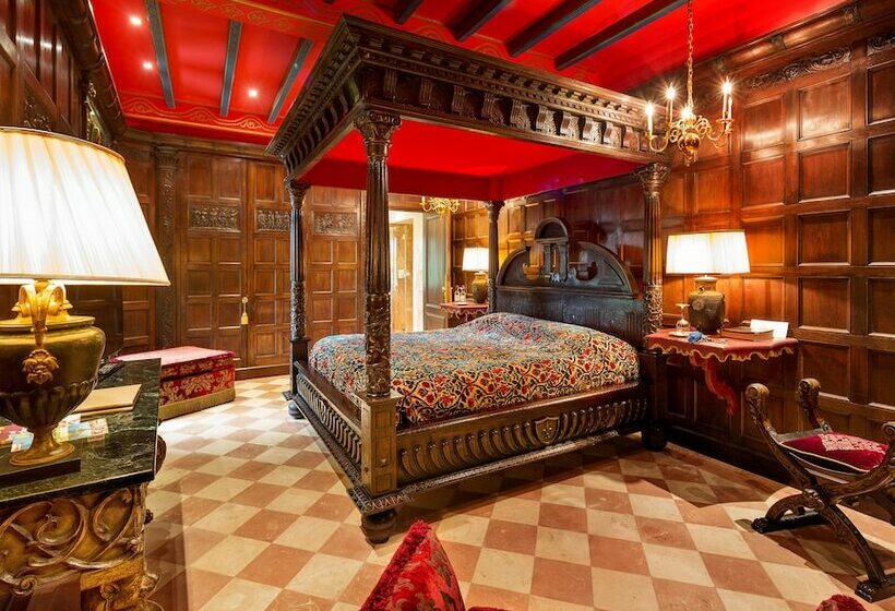 Люкс, Château La Tour Carnet B.magrez Luxury Wine Experience