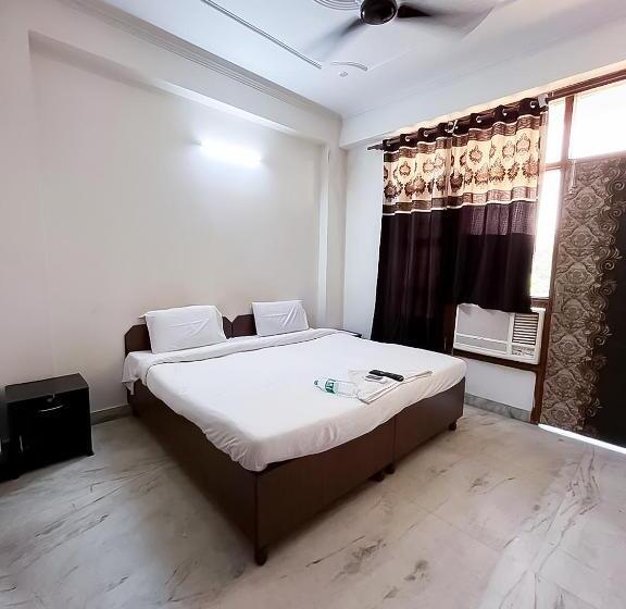 Quarto deluxe, Ahuja Residency Noida
