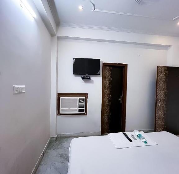 Quarto deluxe, Ahuja Residency Noida