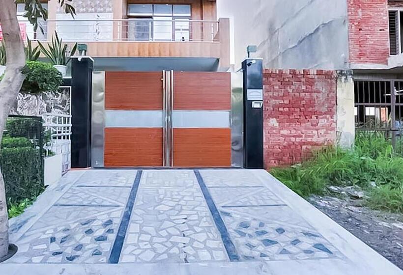 Quarto deluxe, Ahuja Residency Noida