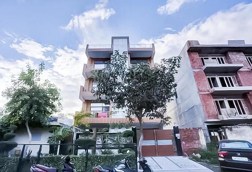 Quarto deluxe, Ahuja Residency Noida