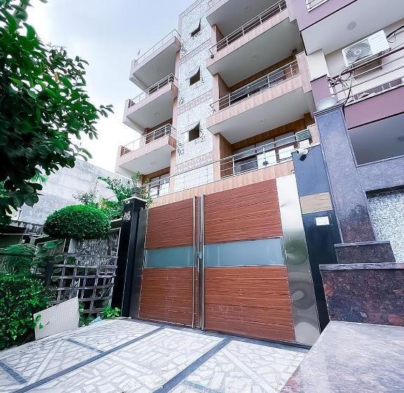 Quarto deluxe, Ahuja Residency Noida