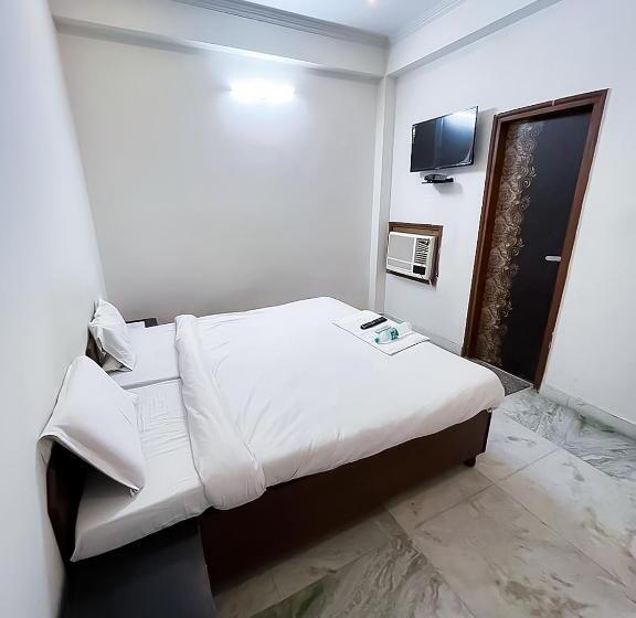 Quarto deluxe, Ahuja Residency Noida