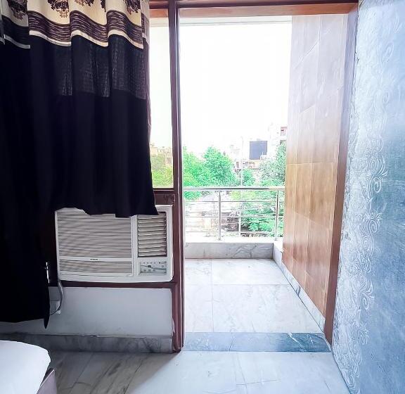Quarto deluxe, Ahuja Residency Noida
