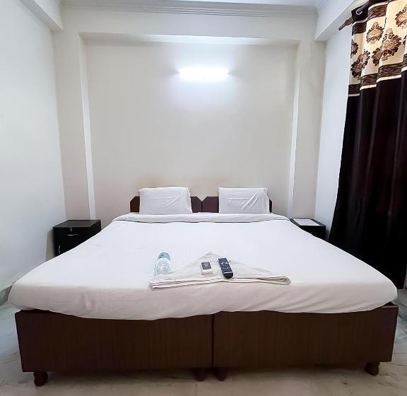 Quarto deluxe, Ahuja Residency Noida
