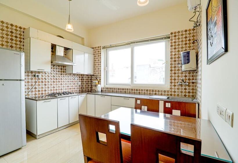 Quarto deluxe, Ahuja Residency Noida