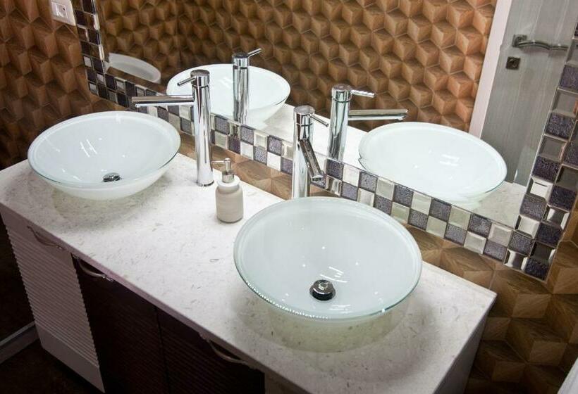 اتاق استاندارد چهار تخته, Brilliant Camere