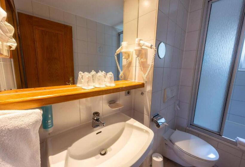 غرفة قياسية ثلاثية, Chalét Zum Kurfürst