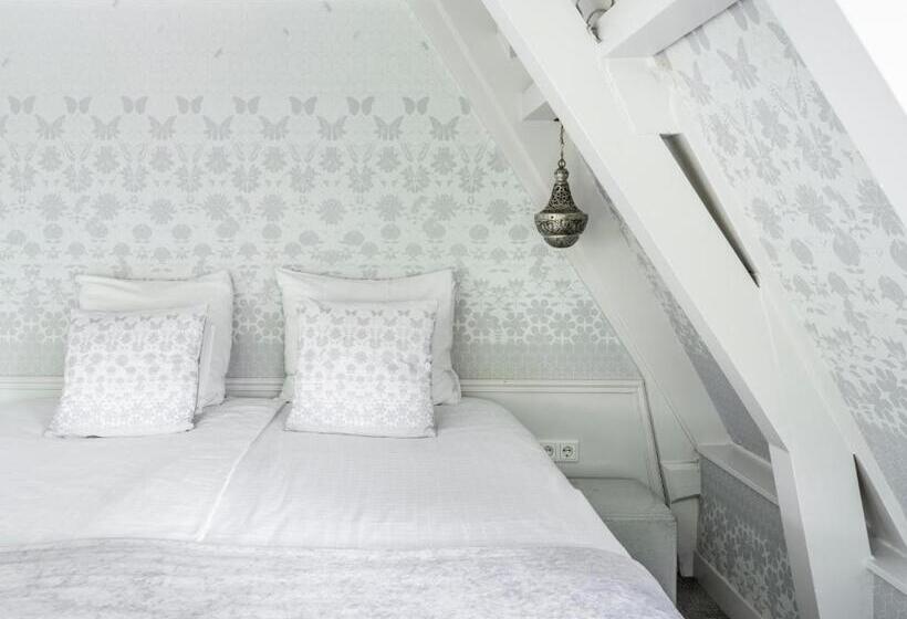 Standard Room with Views, T